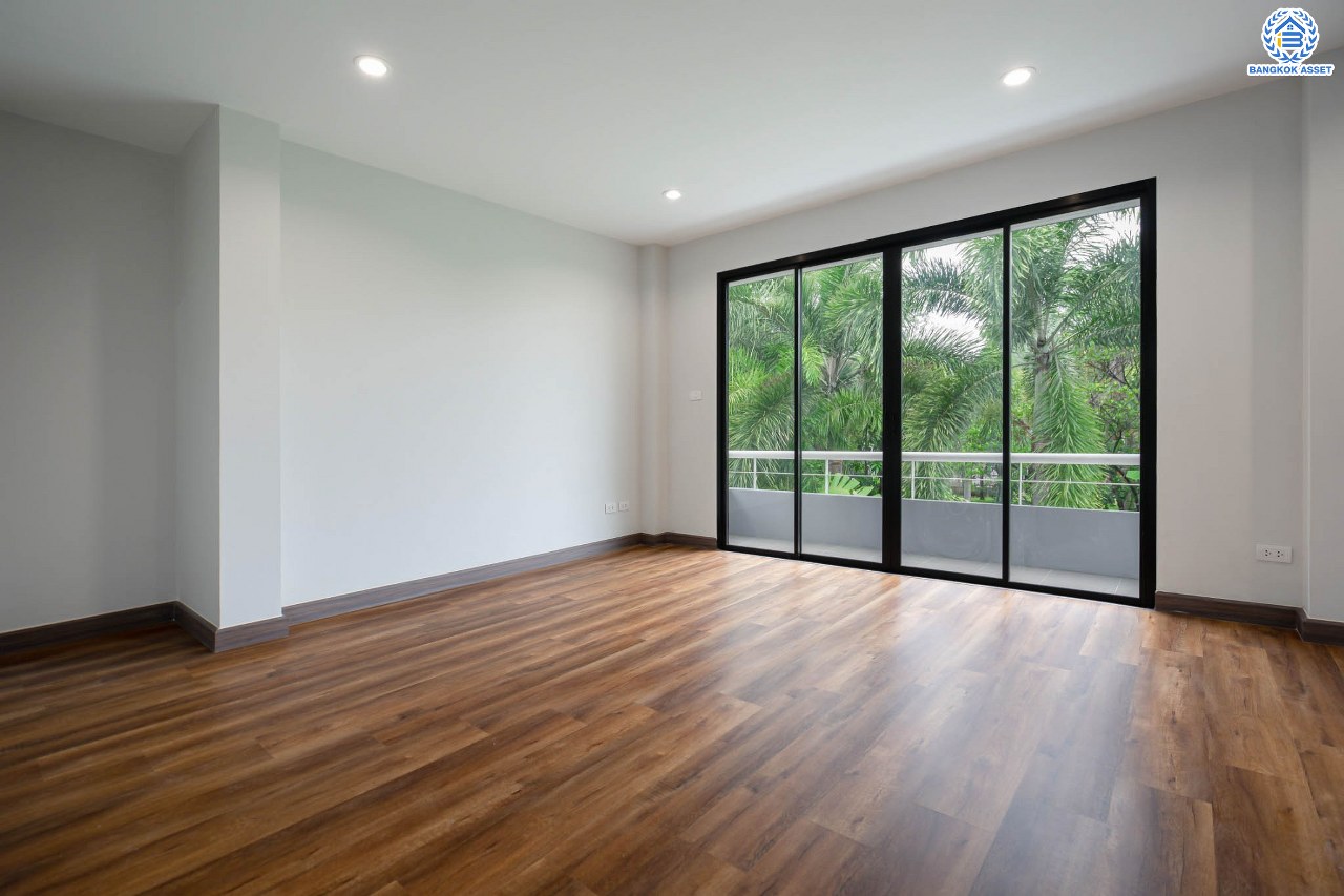 บ้านมือสองตกแต่งใหม่ ม.พิมาน ปิ่นเกล้า-กาญจนาภิเษก เนื้อที่ 64 ตร.ว. ฟังก์ชัน 3 ห้องนอน 4 ห้องน้ำ 1 ห้องแม่บ้าน จอดรถได้ 2 คัน บนทำเลเดินทางสะดวก ติดถนนกาญจนาภิเษก เชื่อมต่อหลายเส้นทาง ใกล้ทางด่วน "กาญจนาภิเษก" รถไฟฟ้า "สถานีหลักสอง" และเดอะมอลล์บางแค...